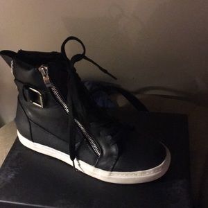 Black and white tennis shoes